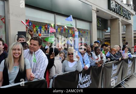 High Street Store Marks and Spencer fêtent 125 ans d'affaires en vendant de nombreux articles pour un sou. Le président de la société Sir Stuart Rose et Supermodel Twiggy lancent la célébration dans leur magasin phare d'Oxford Street, à Londres. Banque D'Images