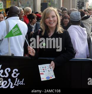 High Street Store Marks and Spencer fêtent 125 ans d'affaires en vendant de nombreux articles pour un sou. Le président de la société Sir Stuart Rose et Supermodel Twiggy lancent la célébration dans leur magasin phare d'Oxford Street, à Londres. Banque D'Images