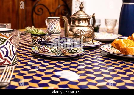Petit-déjeuner typiquement marocain dans une maison typique de Maracan. Délicieux petit déjeuner de style marocain. Fes, Maroc Banque D'Images