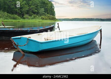 Bateaux Sur Le Lac. La nature du matin avant la pêche Banque D'Images