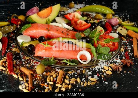 Filet de saumon et épices sur fond sombre Banque D'Images