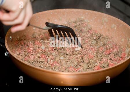 Dorer la viande de bœuf haché avec des oignons Banque D'Images