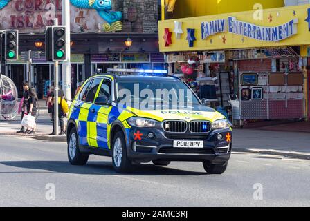 Voiture De Police Sur Appel, Ocean Boulevard, Promenade, Blackpool, Lancashire, Angleterre, Royaume-Uni Banque D'Images