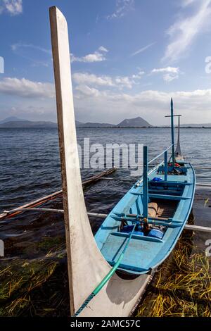 Au lac Taal près de Tagaytay, au sud de Manille. Volcan Taal et bateau-stabilisateur traditionnel. Banque D'Images