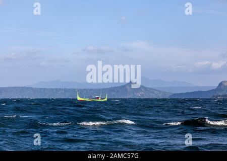 Au lac Taal près de Tagaytay, au sud de Manille. Volcan Taal et bateau traditionnel. Banque D'Images