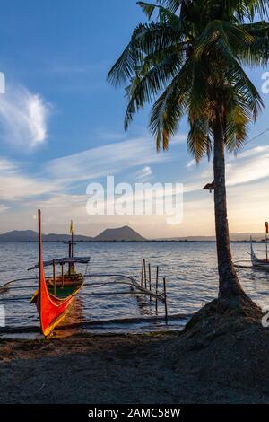 Au lac Taal près de Tagaytay, au sud de Manille. Volcan Taal et bateau-stabilisateur traditionnel. Banque D'Images