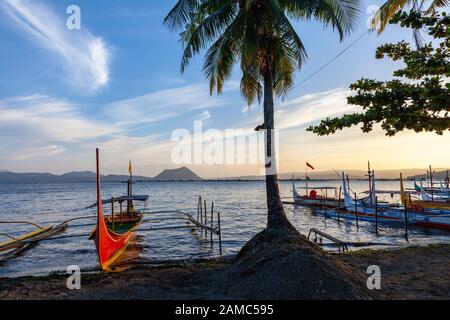 Au lac Taal près de Tagaytay, au sud de Manille. Volcan Taal et bateaux traditionnels à outrigger. Banque D'Images