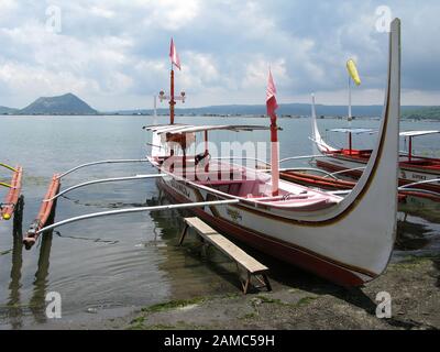 Au lac Taal près de Tagaytay, au sud de Manille. Volcan Taal et bateau-stabilisateur traditionnel. Banque D'Images