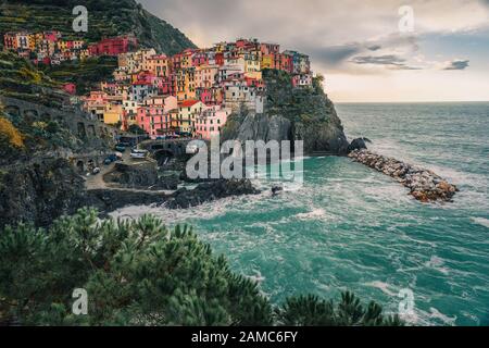 Belle vue sur le village de Manarola, sur la côte de Cinque Terre en Italie, Ligurie au lever du soleil Banque D'Images