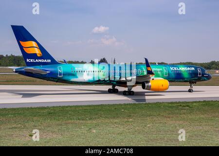 Francfort, Allemagne - 22 avril 2018: Icelandair Boeing 757 avion à l'aéroport de Francfort (FRA) en Allemagne. Boeing est une base constructeur d'avions Banque D'Images