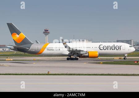 Francfort, Allemagne - 22 avril 2018 : avion Condor Boeing 767 à l'aéroport de Francfort (FRA) en Allemagne. Boeing est un constructeur aéronautique basé dans Banque D'Images