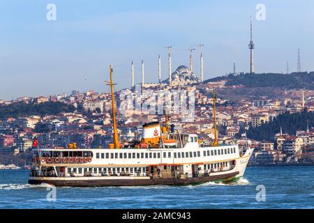 Istanbul / Turquie - 01.14.2017: Voiles de ferryboat le long du Bosphore passant Construction de la célèbre Mosquée de la Grande Camlica, colline de Camlica. Banque D'Images