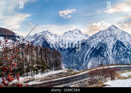 Vue depuis la périphérie du village des deux Alpes sur la chaîne de montagnes avec brouillard ou brouillard dans la vallée en contrebas. Coucher de soleil sur les alpes françaises, région Auvergne Rhône, France Banque D'Images