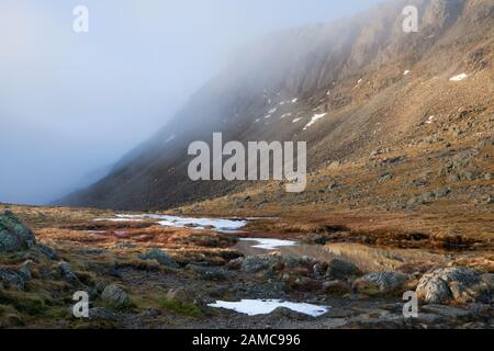 Les crags de Bowfell Links sur Bow Sont Tombés de Trois Tarns, Lake District, Royaume-Uni Banque D'Images