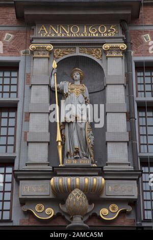 Statue sur la façade du Grand Armury, Gdansk, Pologne Banque D'Images