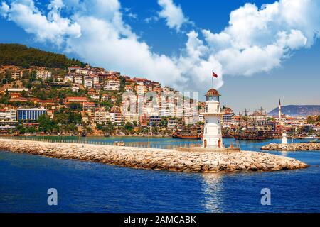 Alanya, phare de Turquie sur la côte de la mer dans la baie Banque D'Images