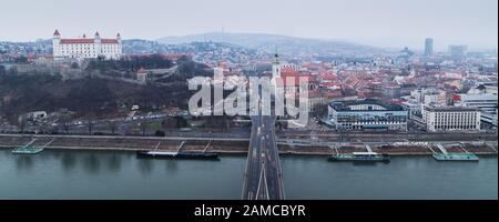 Horizon de Bratislava vu du sommet du pont OVNI en février 2015. Banque D'Images