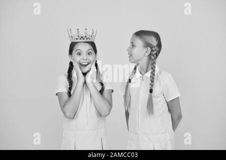 Comme jamais. Les petites filles d'imaginer qu'ils sont égoïste princesse. succès récompense. Enfance heureuse amitié. prom queen. retro enfants égoïstes. vintage in gold crown. motivation pour être le meilleur. Banque D'Images