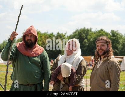 Acteurs en costume d'époque anglo-saxonne Banque D'Images