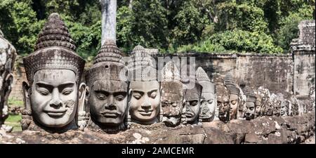 Chefs de démons à l'entrée de la porte sud d'Angkor Thom au Cambodge Banque D'Images