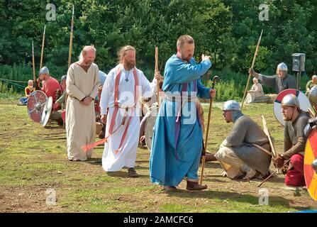 Les prêtres bénissent les soldats dans une scène de réédiction de la bataille anglo-saxonne Banque D'Images