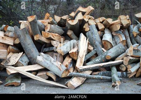 Grumes empilées et préparées pour le chauffage de la saison d'hiver. Bois de chauffage haché et empilé à sec Banque D'Images