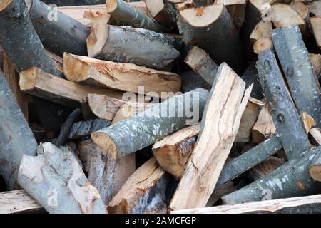 Grumes empilées et préparées pour le chauffage de la saison d'hiver. Bois de chauffage haché et empilé à sec Banque D'Images