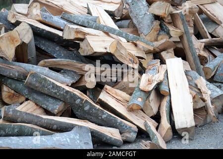 Grumes empilées et préparées pour le chauffage de la saison d'hiver. Bois de chauffage haché et empilé à sec Banque D'Images