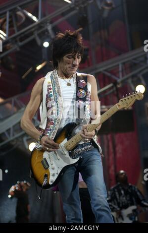 Milan Italie 10/06/2003 concert en direct des Rolling Stones au stade San Siro : Ronnie Wood pendant le concert Banque D'Images