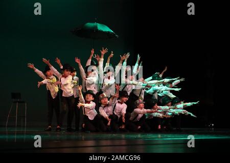 Houston, États-Unis. 11 janvier 2020. Les enfants dansent avec humour « The Here and After » lors d'un gala du Festival du printemps à Houston, Texas, États-Unis, le 11 janvier 2020. Un grand gala du Festival du printemps a été organisé à Houston, la quatrième plus grande ville des États-Unis, samedi soir pour que les Chinois et les Américains locaux se joignent aux célébrations du nouvel an lunaire. Crédit: Liu Liwei/Xinhua/Alay Live News Banque D'Images