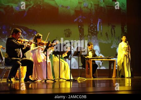 Houston, États-Unis. 11 janvier 2020. Les artistes se produisent au Qing Pingyue, qui remonte à la dynastie Tang lors d'un gala du Festival du printemps à Houston, Texas, aux États-Unis, le 11 janvier 2020. Un grand gala du Festival du printemps a été organisé à Houston, la quatrième plus grande ville des États-Unis, samedi soir pour que les Chinois et les Américains locaux se joignent aux célébrations du nouvel an lunaire. Crédit: Liu Liwei/Xinhua/Alay Live News Banque D'Images