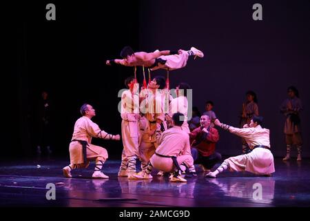 Houston, États-Unis. 11 janvier 2020. Les membres du Centre culturel du Temple Shaolin présentent les arts martiaux 'Shaolin Kung Fu' lors d'un gala du Festival du printemps à Houston, Texas, aux États-Unis, le 11 janvier 2020. Un grand gala du Festival du printemps a été organisé à Houston, la quatrième plus grande ville des États-Unis, samedi soir pour que les Chinois et les Américains locaux se joignent aux célébrations du nouvel an lunaire. Crédit: Liu Liwei/Xinhua/Alay Live News Banque D'Images