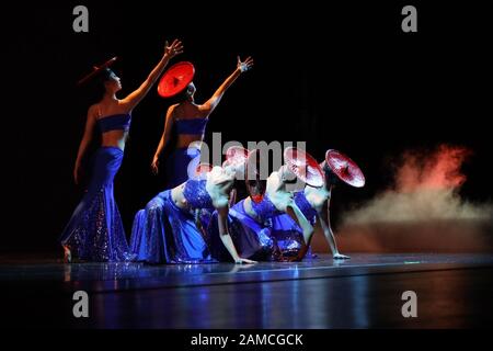 Houston, États-Unis. 11 janvier 2020. Les étudiants effectuent la danse « spiritueux de montagne » lors d'un gala du Festival du printemps à Houston, Texas, aux États-Unis, le 11 janvier 2020. Un grand gala du Festival du printemps a été organisé à Houston, la quatrième plus grande ville des États-Unis, samedi soir pour que les Chinois et les Américains locaux se joignent aux célébrations du nouvel an lunaire. Crédit: Liu Liwei/Xinhua/Alay Live News Banque D'Images