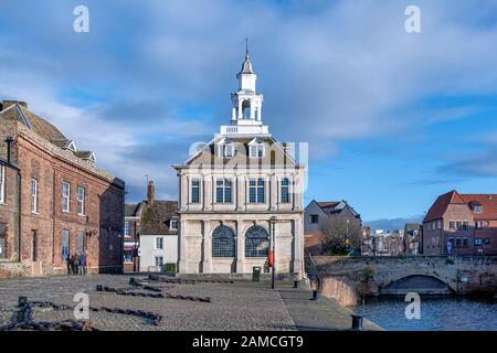 Vue sur la douane House, Purfleet Quay, Kings Lynn, Norfolk, Royaume-Uni Banque D'Images