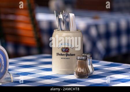 Beer Mug de Hacker Pschorr Brewery sur une table de café à Munich Banque D'Images