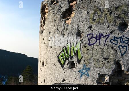 Un vieux mur de l'observatoire spatial, détruit pendant la guerre par des graffitis qui dit boom. Banque D'Images