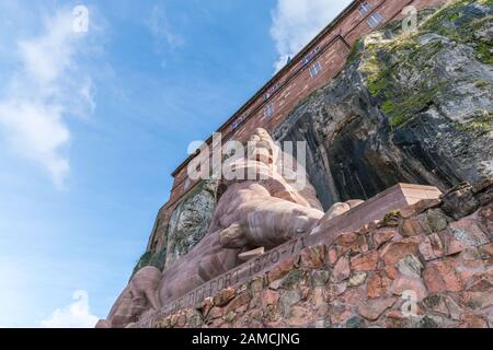 Le Lion de Bartholdi contre le ciel bleu à Belfort, en France Banque D'Images