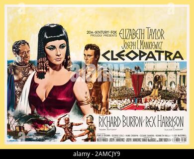 Affiche de film vintage CLEOPATRA 1963 la reine Cleopatra VII (Elizabeth Taylor) d'Egypte éprouve à la fois le triomphe et la tragédie lorsqu'elle tente de résister aux ambitions impériales de Rome. Banque D'Images