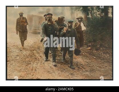 Gaz WW1 la somme France première Guerre mondiale Vintage la première Guerre mondiale 1 a capturé des prisonniers de l'armée allemande portant des masques à gaz groupe de prisonniers allemands photo de couleur main prise août 1918 Banque D'Images