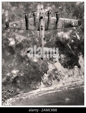 WW2 US B-17 Flying Fortress Bomber Aircraft Côte nord de la France seconde Guerre mondiale mai 1944, dans les semaines précédant le jour J, le 6 juin 1944, la huitième Force aérienne a frappé des concentrations de troupes allemandes, des aérodromes et des cibles de transport dans le nord de la France. Après le jour J, les bombardiers de la huitième armée de l'air ont poursuivi ces attaques pour soutenir l'évasion alliée de la tête de pont du jour J Normandie dans le nord de la France pendant la seconde Guerre mondiale Banque D'Images