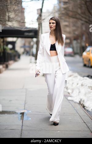 New YORK, NY - 12 FÉVRIER: Bianca Balti est vu porter une Intifit blanche de Dolce et Gabbana dans les rues de Manhatta Banque D'Images