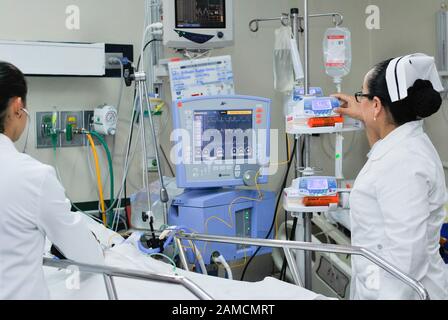 Une infirmière qui installe un médicament dans la pompe à perfusion. Hôpital Pédiatrique. Guayaquil. Équateur Banque D'Images