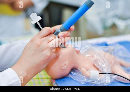 Intubation endotrachéale dans le simulateur de poupée de bébé. Hôpital Pour Enfants. Guayaquil. Équateur Banque D'Images