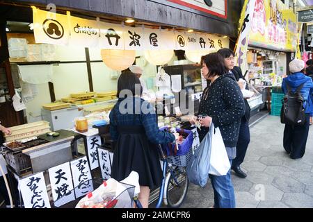 Le marché alimentaire dynamique de Tsuruhashi, Osaka, Japon. Banque D'Images