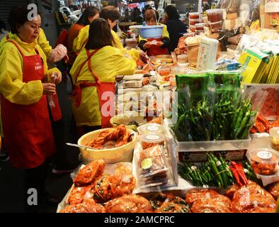 Korean Kimchi staller dans le marché alimentaire animé de Tsuruhashi, Osaka, Japon. Banque D'Images