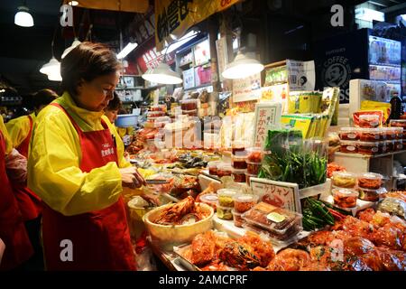 Kimchi vendeur sur le marché alimentaire dynamique de Tsuruhashi, Osaka, Japon. Banque D'Images