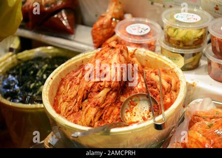 Korean Kimchi a vendu sur le marché alimentaire animé de Tsuruhashi, Osaka, Japon. Banque D'Images