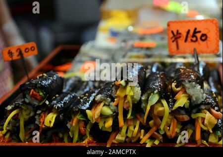 Les burritos à sushi de style coréen ( Korrito ) se vendent sur le marché alimentaire animé de Tsuruhashi, Osaka, Japon. Banque D'Images