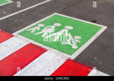 un panneau sur le terrain - une place de parking pour les familles Banque D'Images