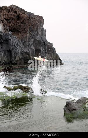 Rettungsschwimmer Mit Schwimmbrett Am Playa De Charco Verde, Los Llanos De Aridane, La Palma, Kanarische Inseln, Espagnol Banque D'Images